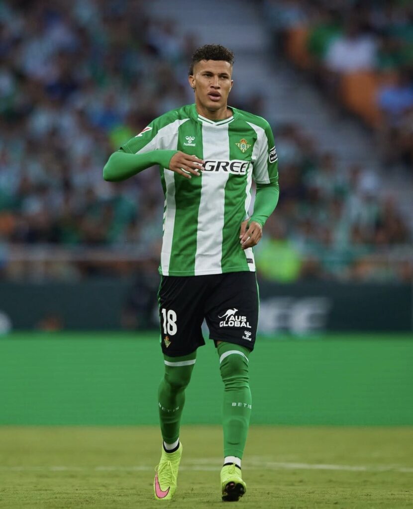 Nelson Deossa durante partida pelo Real Betis, clube do meio-campista que negocia transferência para o Vasco.